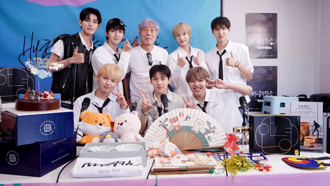 Spain_KickFlip's tweet photo. Foto que ha publicado @baecamp en instagram con @kickflip_jype en su estudio @ParisBaguetteKR

#MBC #라디오 #FM4U #배캠 #배철수의음악캠프 #배철수 #DJ #매일 #저녁 #6시부터8시 #35주년 #롤라팔루자 #Lollapalooza #파리바게뜨 #킥플립 #KickFlip https://t.co/j5luloqLUg
