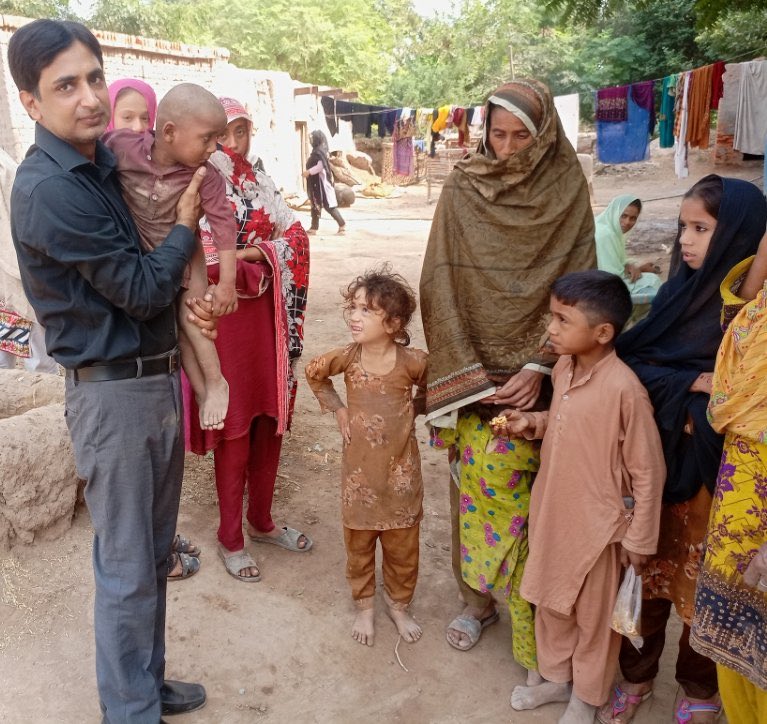 بلوچستان میں قتل ہوئے ایک پنجابی مزدور شفیق  کی فیملی ہے پانچ بچیاں اور دو بیٹے رہنے کو گھر نہی کسی پڑوسی نے کمرہ دیا ہوا ہے  نا مزاری بولے گی نا منافق میر اور تو اور مریم نواز بلوچ نے کل ٹرک بھر بھر درخت بلوچستان بھیجے لیب ٹاپ سکالر شپ بلوچستان دے رہی ان غریبوں کو ایک چھت نہی دے