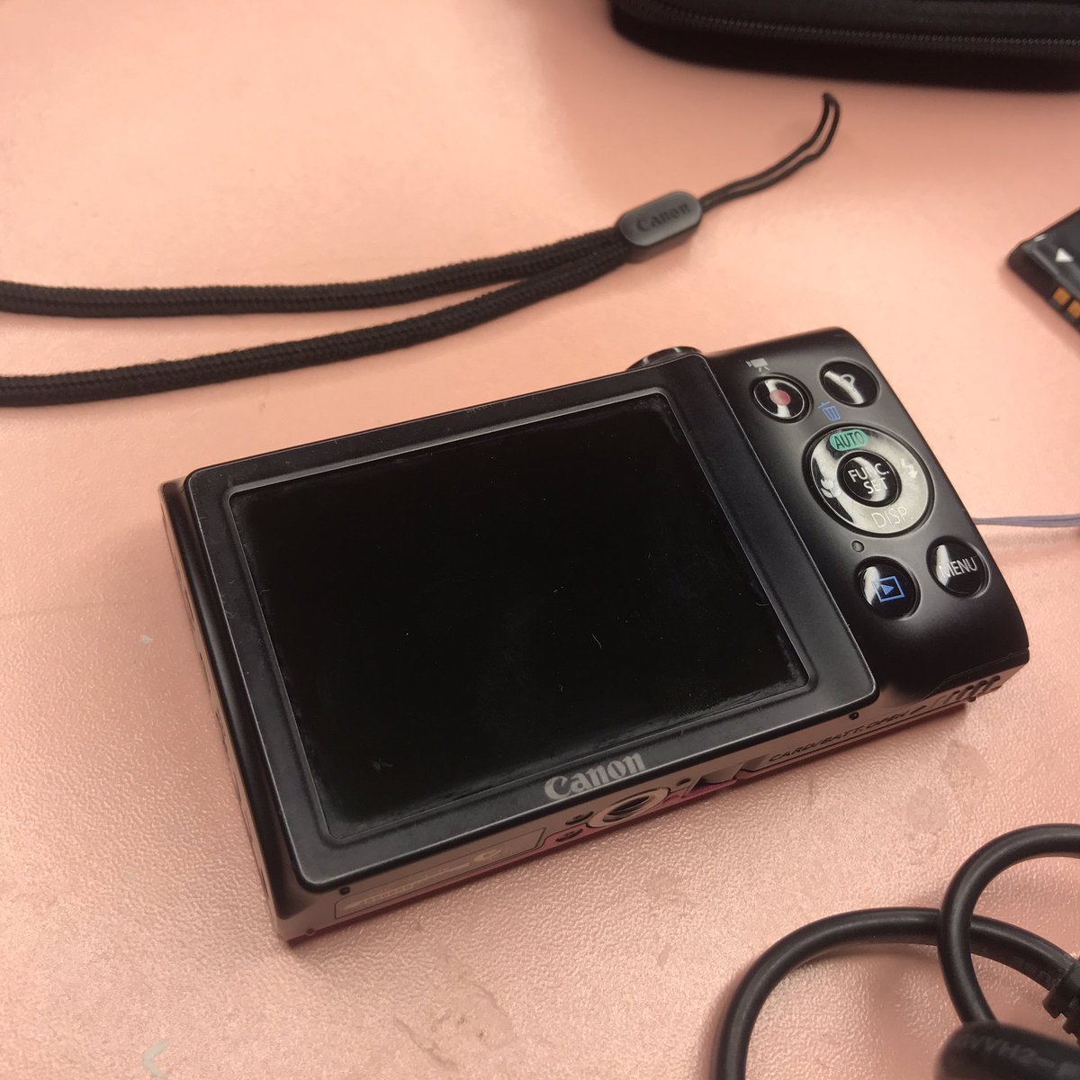 gummyern's tweet photo. WTS

Digital Camera Canon powershoot A2300 HD

850k Nego

Kelengkapan:
- Digi cam
- Charger batre ori lengkap mulus
- Batre Canon 680 mAh &amp; Battery pack 1000 mAh
- Pouch kamera
- Strap canon ori &amp; purple lilac

• Pemakaian pribadi, box ga ketemu

Bandung, bisa oren

.kamera https://t.co/o1zplmVAdI