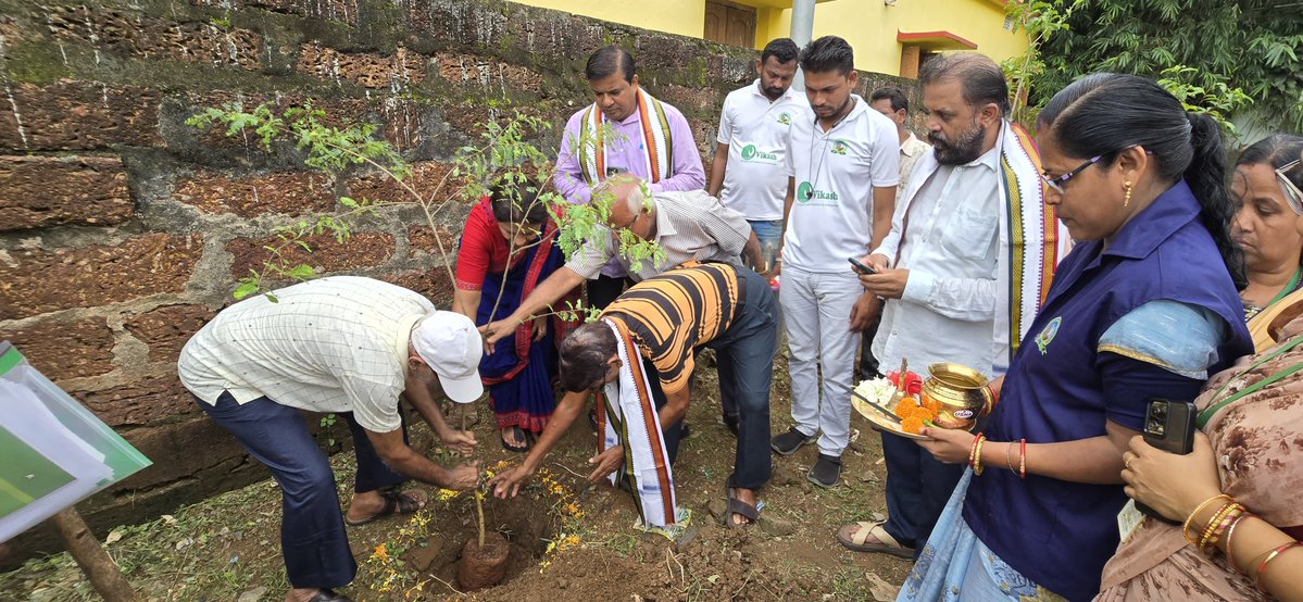 BMC (@bmcbbsr) on Twitter photo ଭୁବନେଶ୍ୱର ମହନଗର ନିଗମକୁ ସବୁଜ ସୁନ୍ଦର କରିବା ପାଇଁ ବିଏମ୍ ସିର ବୃକ୍ଷରୋପଣ ଅଭିଯାନ ଜାରି ରହିଛି । ଆଜି ୬୦, ୬୧ ଓ ୪୦ ନମ୍ବର ଓ୍ୱାର୍ଡରେ ଅନୁଷ୍ଠିତ ବୃକ୍ଷରୋପଣ କାର୍ଯ୍ୟକ୍ରମରେ ମାନନୀୟା ମେୟର ଶ୍ରୀମତୀ ସୁଲୋଚନା ଦାସଙ୍କ <a href="/MayorofBBSR/">Sulochana Das</a> ସହ ସ୍ଥାନୀୟ କର୍ପୋରେଟର ଓ ଓ୍ୱାର୍ଡ ବାସିନ୍ଦା ଯୋଗଦେଇଥିଲେ । ଆସନ୍ତୁ, ଆମେ ସମସ୍ତେ ମିଶି ଗଛ ଭୁବନେଶ୍ୱର ମହନଗର ନିଗମକୁ ସବୁଜ ସୁନ୍ଦର କରିବା ପାଇଁ ବିଏମ୍ ସିର ବୃକ୍ଷରୋପଣ ଅଭିଯାନ ଜାରି ରହିଛି । ଆଜି ୬୦, ୬୧ ଓ ୪୦ ନମ୍ବର ଓ୍ୱାର୍ଡରେ ଅନୁଷ୍ଠିତ ବୃକ୍ଷରୋପଣ କାର୍ଯ୍ୟକ୍ରମରେ ମାନନୀୟା ମେୟର ଶ୍ରୀମତୀ ସୁଲୋଚନା ଦାସଙ୍କ <a href="/MayorofBBSR/">Sulochana Das</a> ସହ ସ୍ଥାନୀୟ କର୍ପୋରେଟର ଓ ଓ୍ୱାର୍ଡ ବାସିନ୍ଦା ଯୋଗଦେଇଥିଲେ । ଆସନ୍ତୁ, ଆମେ ସମସ୍ତେ ମିଶି ଗଛ