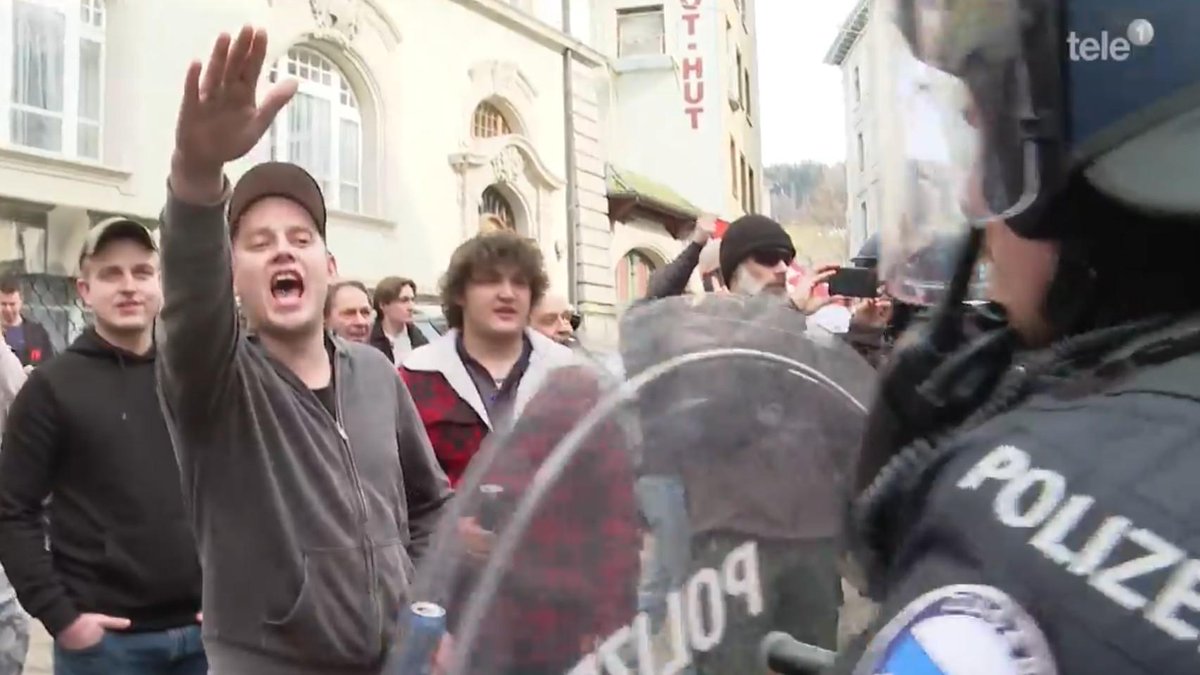 AIB (@antifainfoblatt) on Twitter photo "Weidel-Fans mit Hitlergruß"
250 Menschen kamen in Einsiedeln zu einer „Internationalen solidarischen Demo gegen den Rechtsruck“ zusammen. Einsiedeln ist der Schweizer Wohnort der AfD-Kanzlerkandidatin Alice Weidel.
➔ t1p.de/jcply
Screenshot: Tele1 "Weidel-Fans mit Hitlergruß"
250 Menschen kamen in Einsiedeln zu einer „Internationalen solidarischen Demo gegen den Rechtsruck“ zusammen. Einsiedeln ist der Schweizer Wohnort der AfD-Kanzlerkandidatin Alice Weidel.
➔ t1p.de/jcply
Screenshot: Tele1