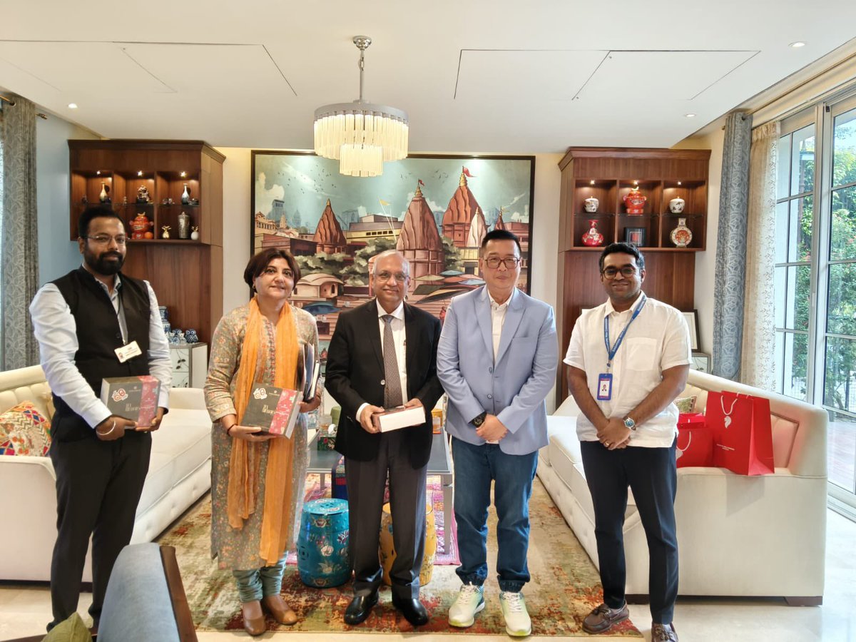 Singapore in India (@sginindia) on Twitter photo Happy to meet our friends from <a href="/FollowCII/">Confederation of Indian Industry</a>, DG Chandrajit Banerjee and DDG Neerja Bhatia , to discuss the close business ties between 🇮🇳 and 🇸🇬 and efforts to commemorate this partnership. Watch this space! - HC Wong Happy to meet our friends from <a href="/FollowCII/">Confederation of Indian Industry</a>, DG Chandrajit Banerjee and DDG Neerja Bhatia , to discuss the close business ties between 🇮🇳 and 🇸🇬 and efforts to commemorate this partnership. Watch this space! - HC Wong