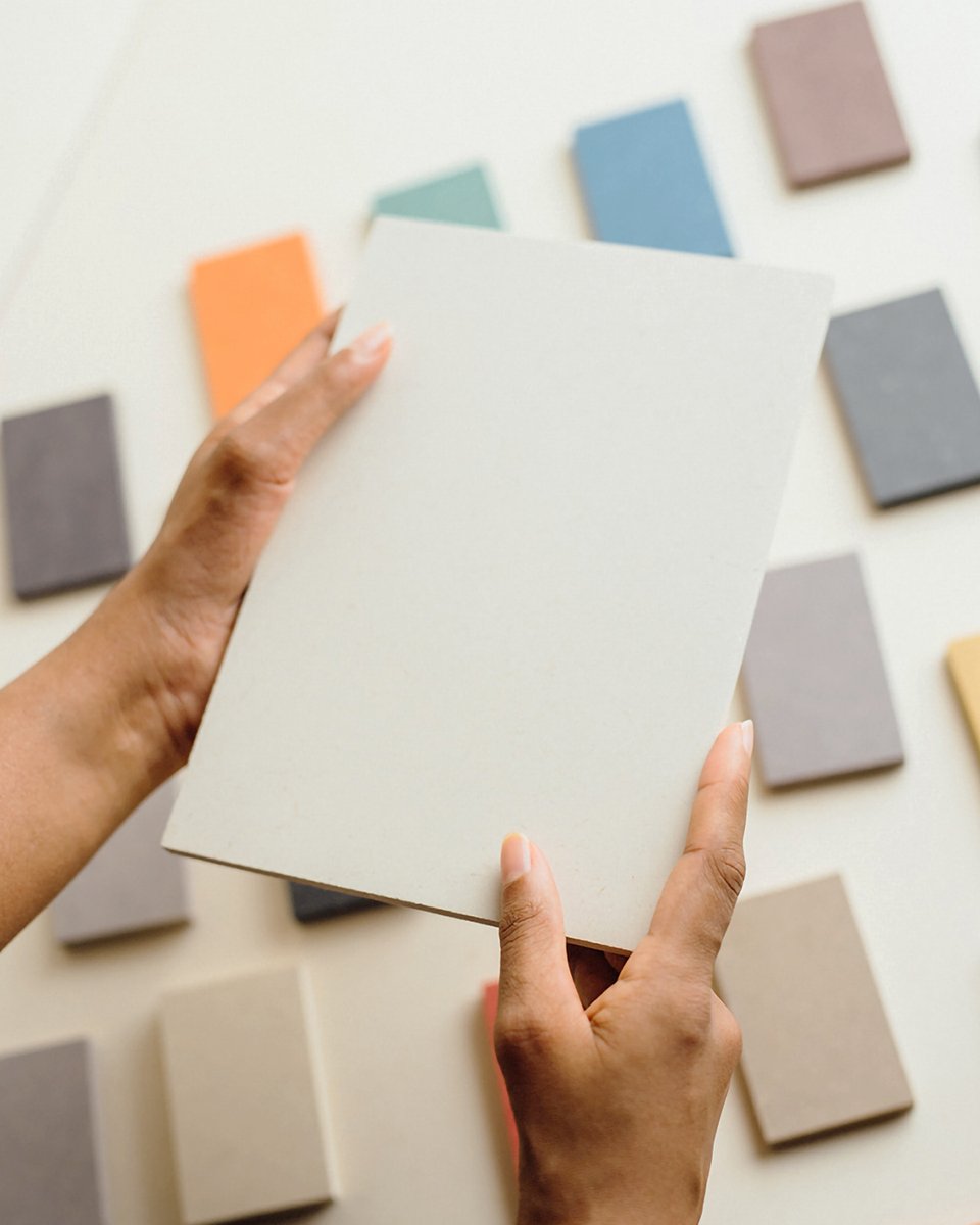 EMEDEC_com's tweet image. White Pearl ⚪️ ha llegado para transformar el diseño de interiores. Tras 7 años de investigación, #Valchromat presenta el primer color claro en #MDF resistente a la humedad. Un blanco que abre nuevas posibilidades creativas y va más allá de la simple ausencia de color.