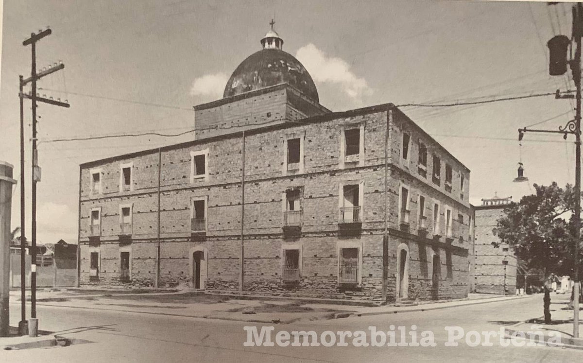 Memorabilia Porteña: Actual Catedral de Puerto Cabello, vista desde la calle Municipio, c. 1940. Entonces conocida como Iglesia de San José, todavía no tenía el alto campanario que hoy muestra.