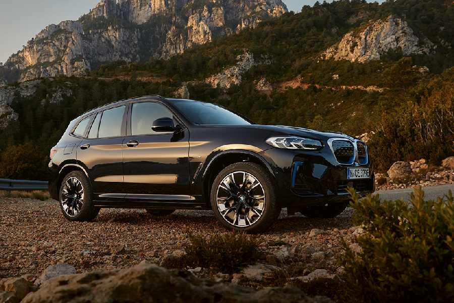 ttindia's tweet photo. #BMW bets big on electric with iX3, eyes #TeslaEV crown, global tech-driven revamp

https://t.co/RkWYvLTb6N https://t.co/N15w2HTwTg