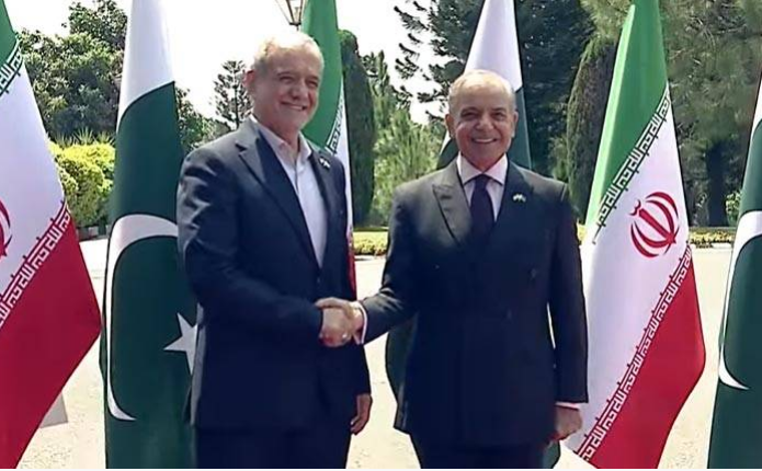 pakco_updates's tweet photo. #Aug4
4. Analysts said visit of #Iran's president was about bilateral trade & eliminating #terrorism at the border, but also about #Islamabad's role in easing tensions between #Tehran & #Washington.
#Pakistan embassy in #US serves as a diplomatic channel between the 2 states. https://t.co/upPp9Cd8qx