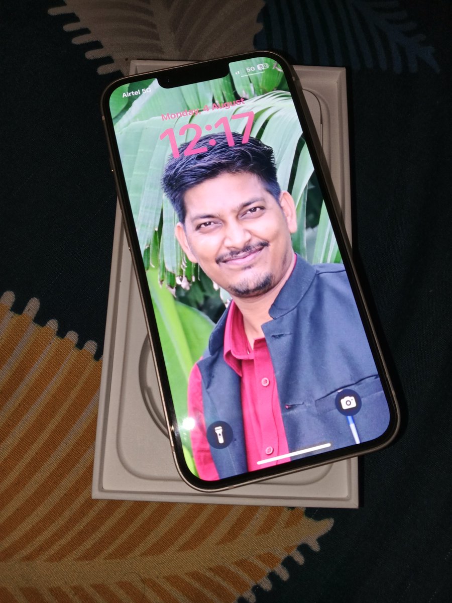 आज धर्मपत्नी ने स्टीव जॉब्स वाला आईफोन 13 प्रो उपहार में दिया है🥳❤️