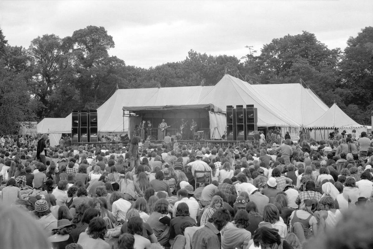 Our documentary on the early days of the Cambridge Folk Festival with archive interviews from Dave Swarbrick, Stefan Grossman and Pentangle’s John Renbourn. Narrator: Catherine Kemp Producer: Paul Christoforou dlvr.it/TMHNbp Listen Here: