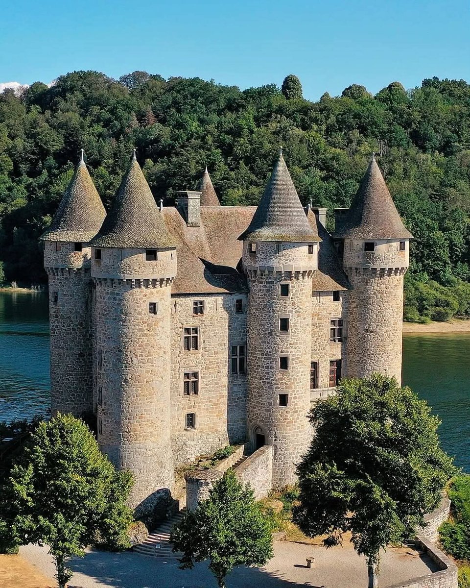 Château de Val, located in Lanobre, France 🇫🇷, was originally built in the 13th Century AD, as a fortified medieval stronghold. It was reconstructed in the 15th Century AD, by the d’Estaing family, giving it the fairytale towers and turrets it’s known for today. 

The château was