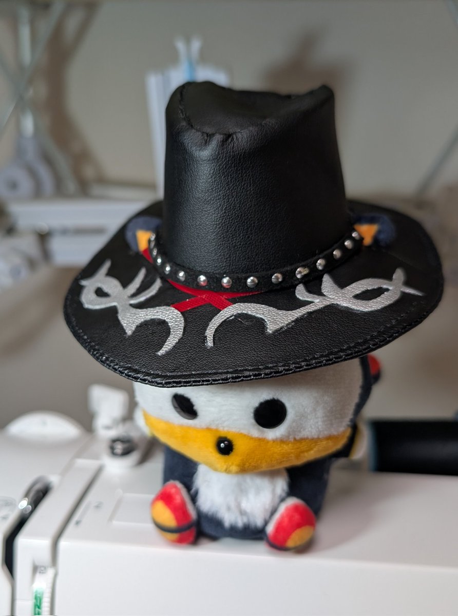 出来ましたー。
アウトローシャドウさんのウェスタンハットです。頑張った所は、かなりの部分を手縫いした事です。
ソニさんの帽子も作りたいね。
#ソニかつ