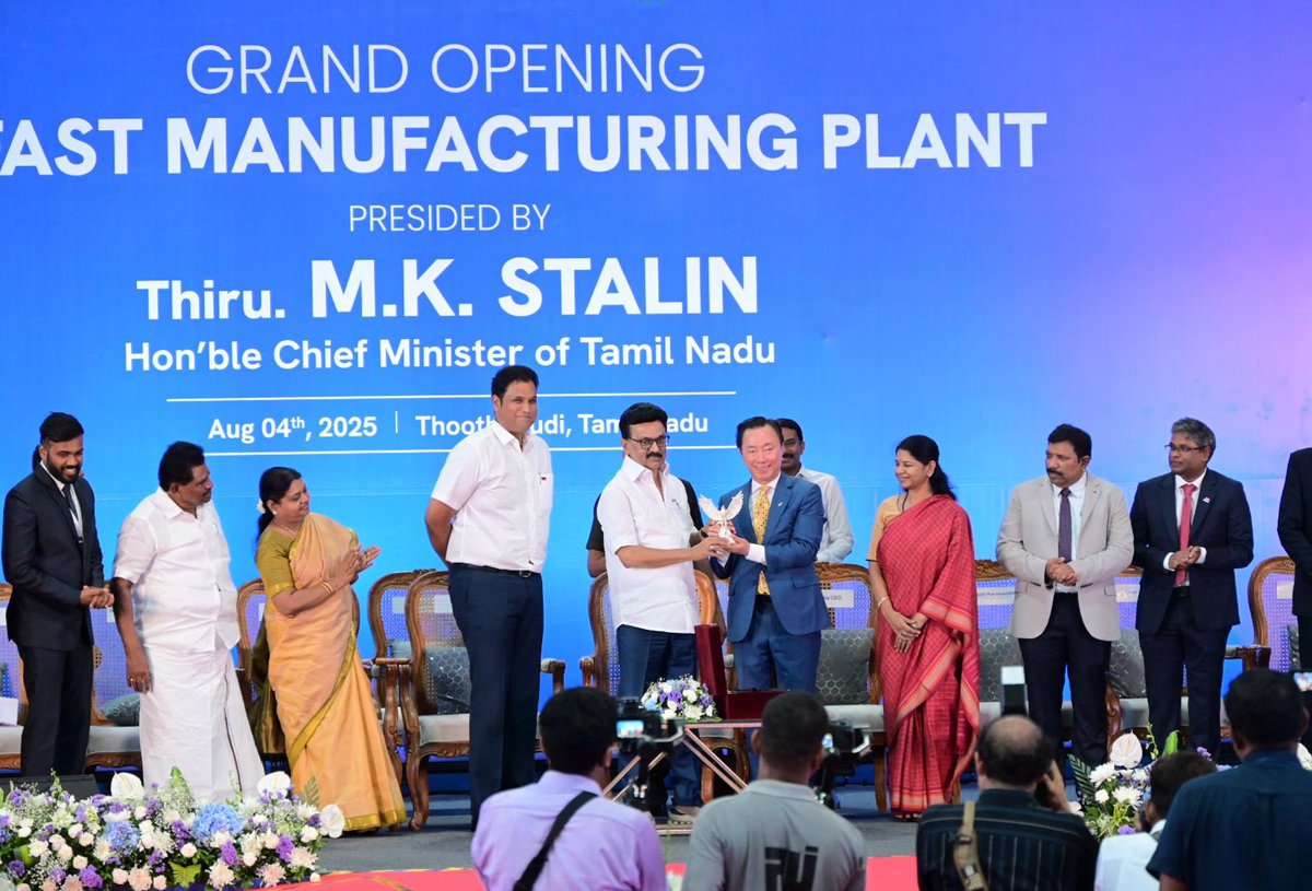 Mahua Moitra Fans (@mahuamoitrafans) on Twitter photo Tamil Nadu CM <a href="/mkstalin/">M.K.Stalin</a> inaugurates ๐ป๐ณ VinFastโs first electric car plant in Thoothukudi at โน16,000 Cr investment, 1.5L cars/year production capacity.
He flagged off the first car by signing it!
Phase-1 set up on 114 acres will create 3,500 jobs, empowering local youth with Tamil Nadu CM <a href="/mkstalin/">M.K.Stalin</a> inaugurates ๐ป๐ณ VinFastโs first electric car plant in Thoothukudi at โน16,000 Cr investment, 1.5L cars/year production capacity.
He flagged off the first car by signing it!
Phase-1 set up on 114 acres will create 3,500 jobs, empowering local youth with