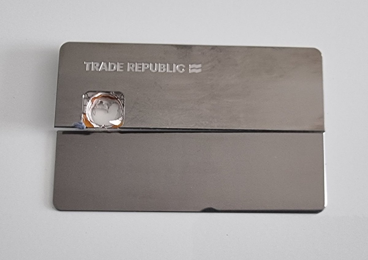 #TradeRepublic #Kartenmissbrauch
#Visa

Immerhin, ich habe bisher noch keine außergewöhnlichen Transaktionen feststellen können. 

Die kostenlose, neue 'Mirror' Ersatzkarte von Trade Republic ist nach Benachrichtigung sehr zeitnah eingetroffen.

Die alte Karte wurde fachmännisch