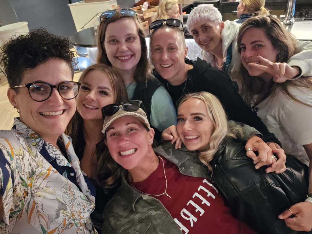 loveshack93's tweet photo. Found family #EarpFest #WynonnaEarp ❤️ 😍 https://t.co/bVNuTJxX0f