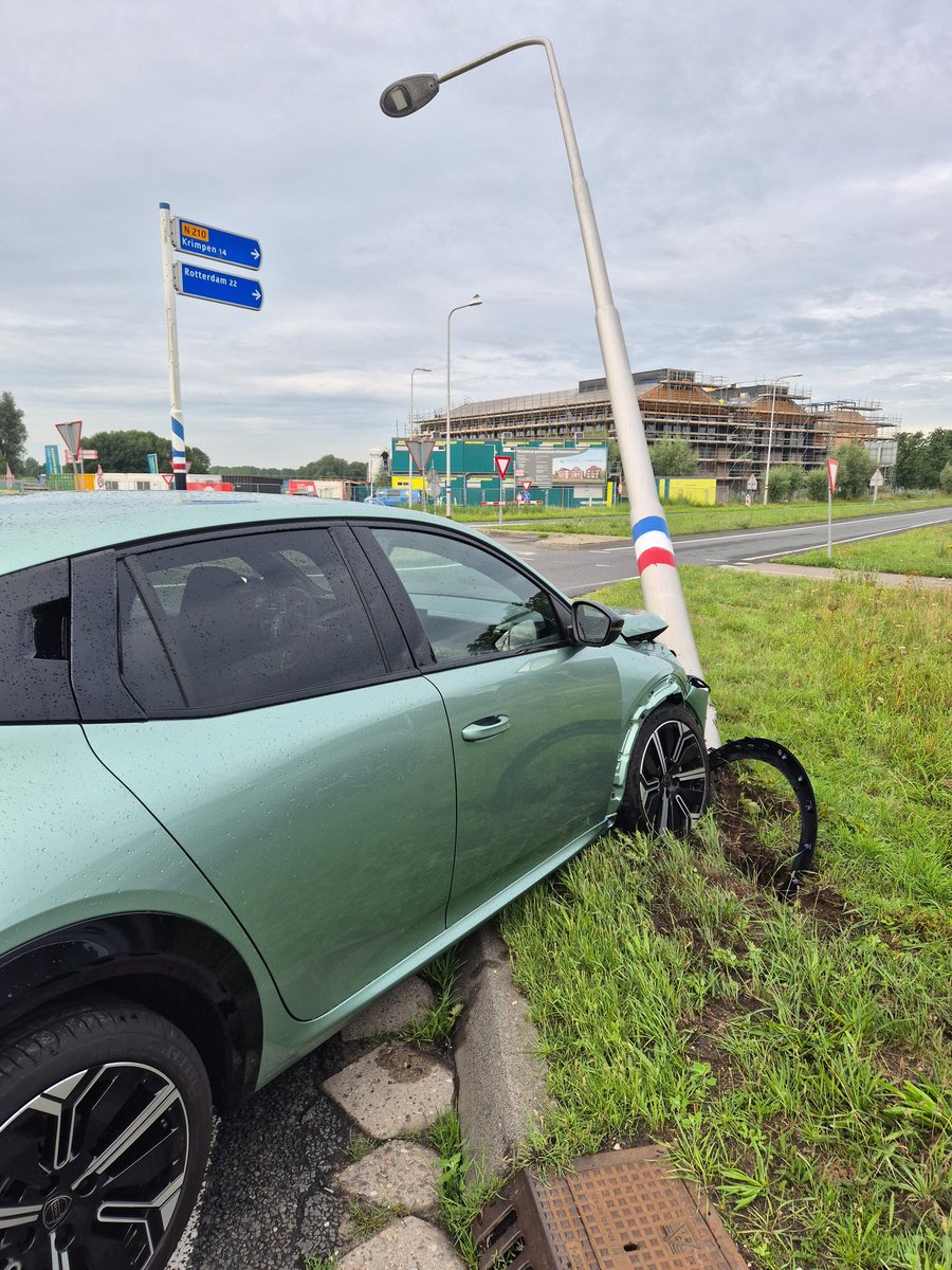 Auto tegen lantaarnpaal op N210 in Bergambacht