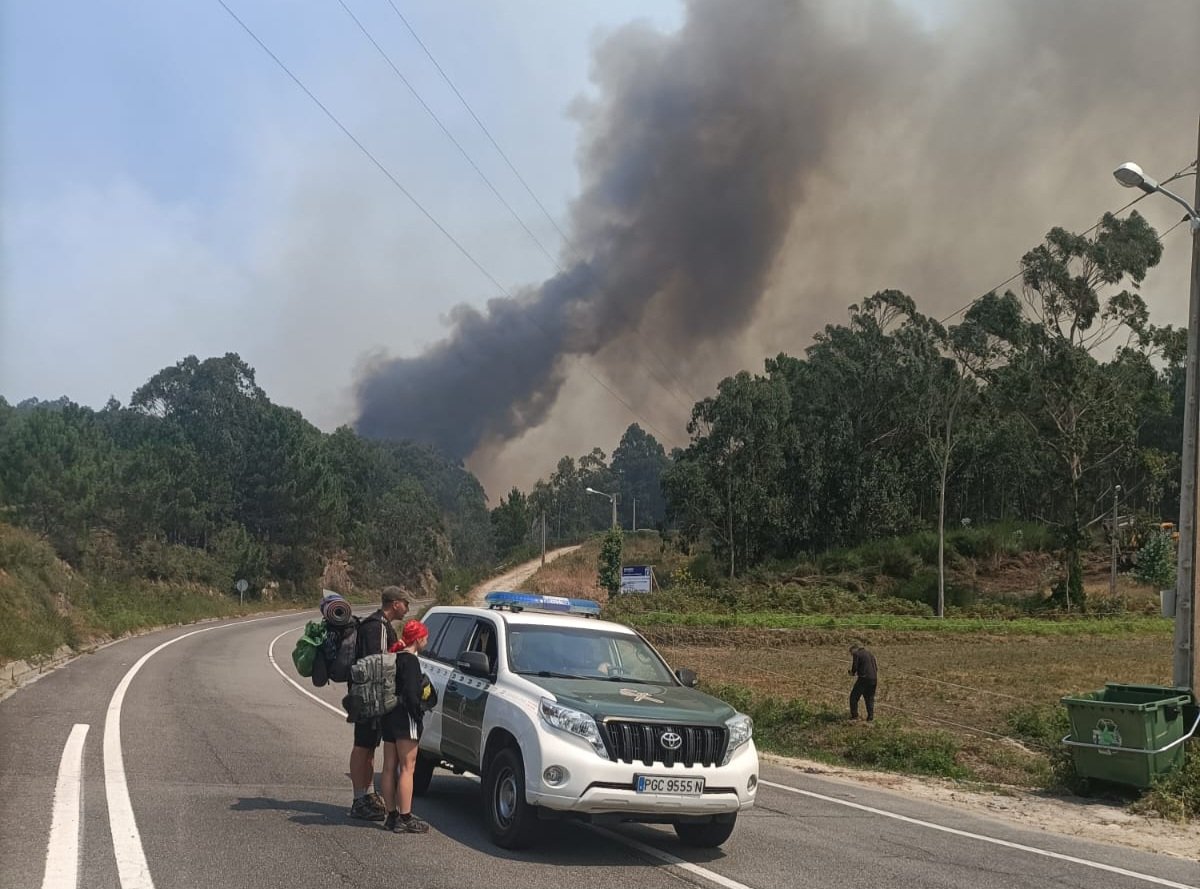 guardiacivil's tweet image. Además de garantizar la seguridad vial en las zonas afectadas por el siniestro, con motivo del humo del #incendioforestal de O Couto colaboramos en el desalojó las personas que se encontraban en la playa de Valares, término de Ponteceso (A Coruña).