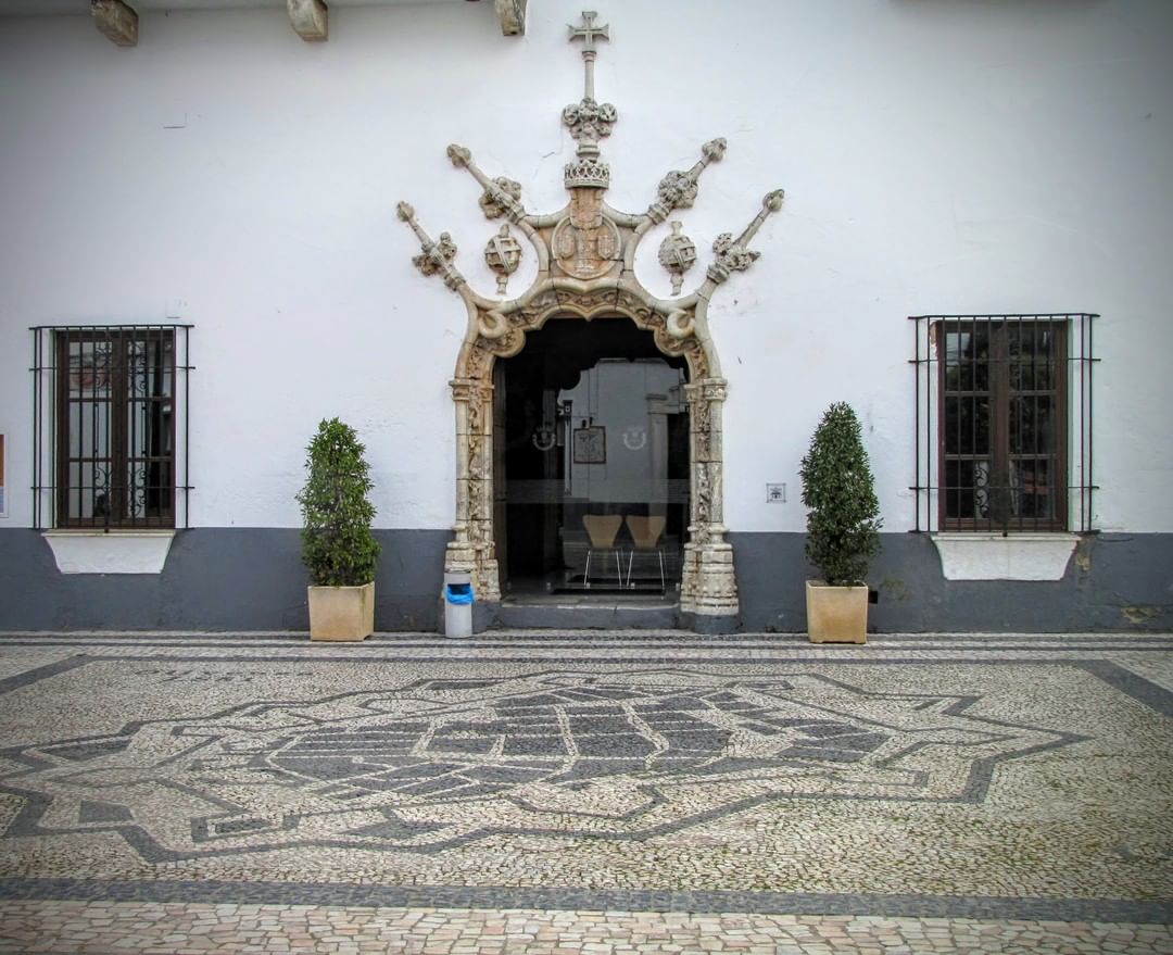 Buenos días desde #Olivenza. Una gran oportunidad para disfrutar de su increible #Arquitectura y #Patrimonio. Os dejamos una imagen de la puerta del ayuntamiento, situado en el Palacio de los Duques de Cadaval. #Extremadura