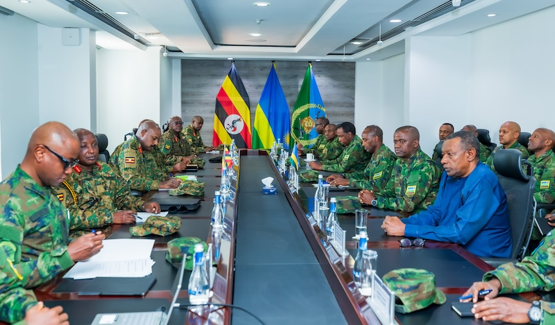 UncleGobby's tweet photo. We petit, toa akili mbovu. Ibi bihugu byombi ni ibivandimwe, bimeze nk'#inkota ebyiri ziva indimwe, niyo zakozanyaho ntizameka, nta kibazo cyaba hagati y'ibihugu byombi kitakemurwa mu buryo bwa kivandimwe.
Ibi wowe ntiwabyumva, bivumvwa n'abazagukomokaho bigishijwe neza. https://t.co/Qzl2swJgwn