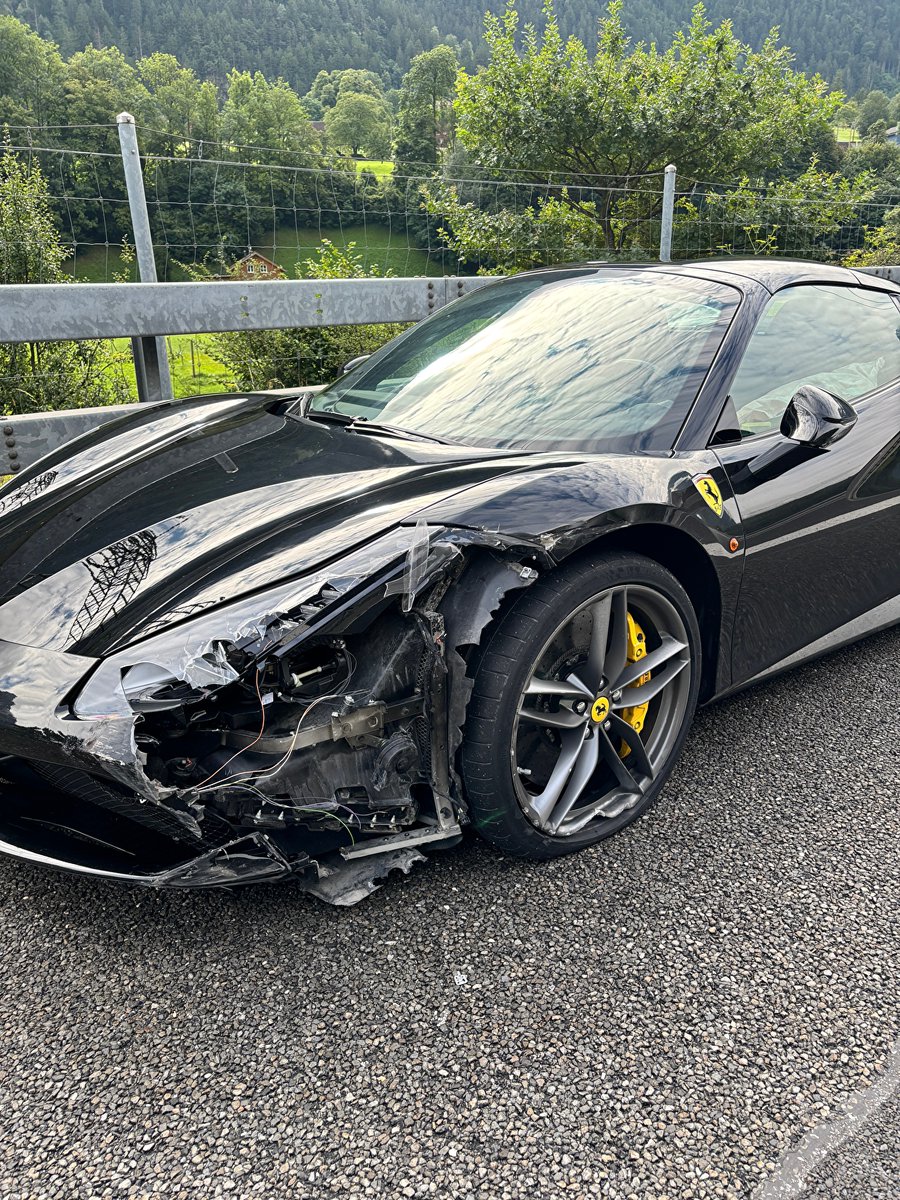 Silenen: Verkehrsunfall auf der Autobahn A2 dlvr.it/TMHP55