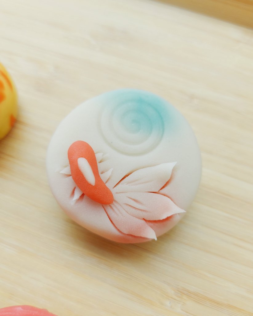 ขนมเนริกิริรูปปลาทอง 金魚 (きんぎょ) 
 เทคนิคตัดเข็ม ไม่ค่อยได้ทำบ่อยต้องฝึก ปลาทองเป็นหนึ่งในสัญลักษณ์ที่สื่อถึงฤดูร้อนญี่ปุ่นด้วยค่ะ

#wagashi #nerikiri 
#บ้านหญิงโฮมเมด