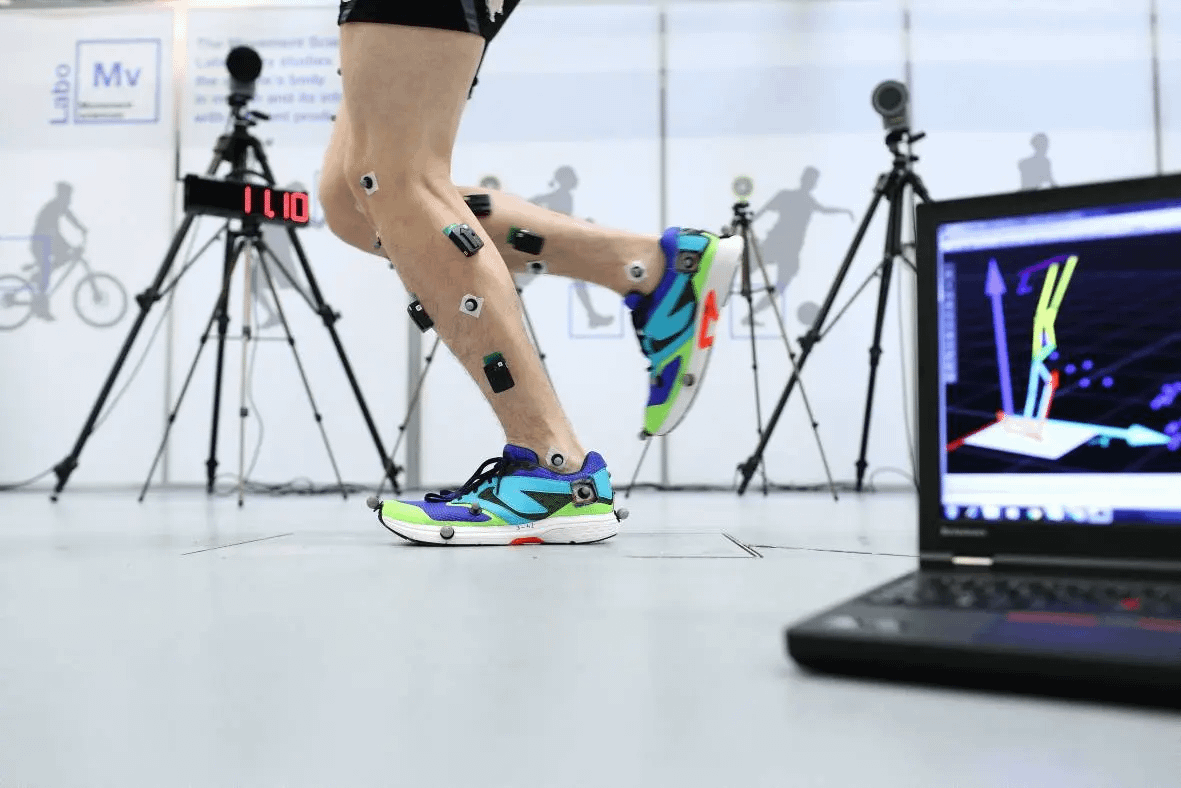 C'EST CHOQUANT !

- Décathlon transforme ses clients en testeurs gratuits... et génère 16,2 MILLIARDS € avec cette stratégie
- 50 000 personnes PAIENT 23€/mois pour améliorer les produits qu'elles vont racheter.
- 1 employé Décathlon produit 158 000€ de CA

Et il y a PIRE : 🧵