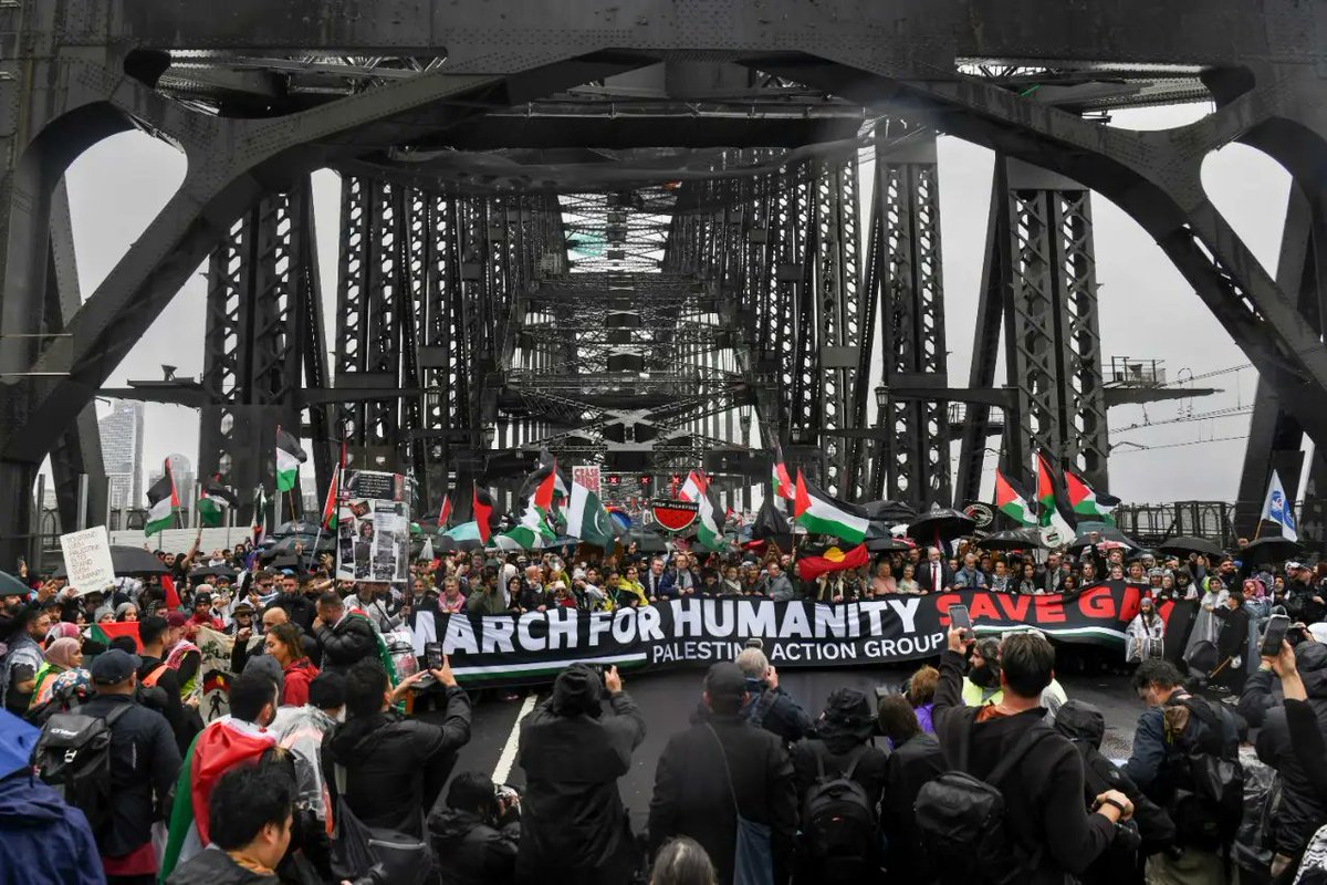 Elaine Pearson (@pearsonelaine) on Twitter photo 100k Sydneysiders spent a rainy Sunday marching over the bridge for Gaza. <a href="/hrw/">Human Rights Watch</a> latest research shows how Israeli forces are not only deliberately starving Palestinian civilians but they are gunning them down as they desperately seek food for their families hrw.org/news/2025/08/0… 100k Sydneysiders spent a rainy Sunday marching over the bridge for Gaza. <a href="/hrw/">Human Rights Watch</a> latest research shows how Israeli forces are not only deliberately starving Palestinian civilians but they are gunning them down as they desperately seek food for their families hrw.org/news/2025/08/0…