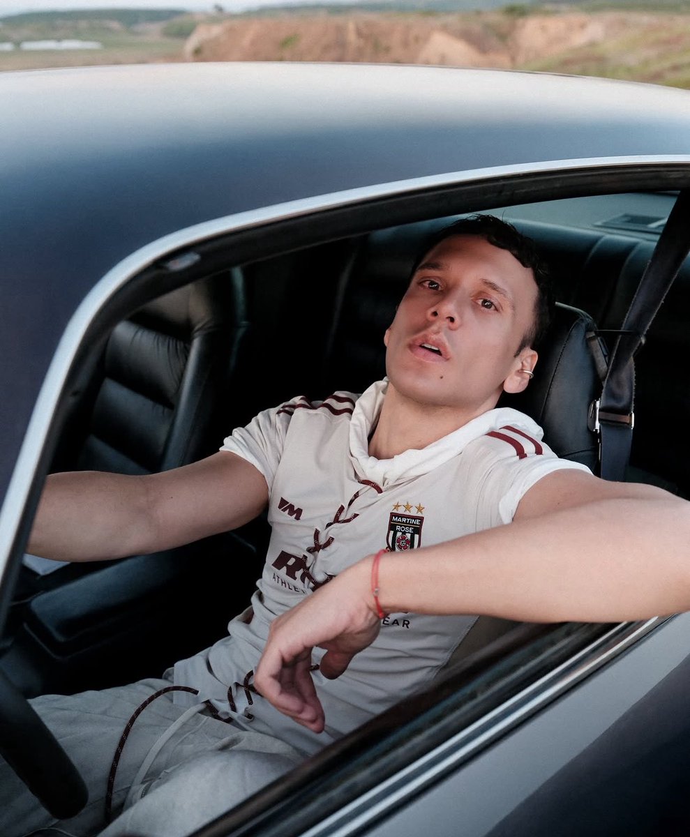 Edis, Eurovision hakkında konuştu:

"Bir kere Azerbaycan adına sorulmuştu. Ben de Türk Cumhuriyetlerini temsil etmemin sorun olmayacağını belirtmiştim. Kendi milletim dışındaki bir milleti temsil etmek istemem."