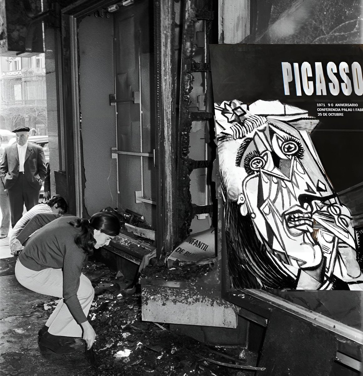 1971'de Barselona'daki Cinc d'Oros Kitabevi'ne Saldırı ve kadraja giren Picasso'nun Ağlayan Kadın tablosu.

📷 Pérez de Rozas'ın 25 Kasım 1971'de La Prensa gazetesinde yayınlanan fotoğrafı.