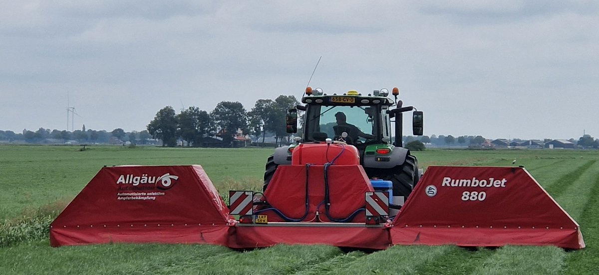 Mooie innovatie, de spotsprayer. Vandaag spuiten we pleksgewijs o.a. ridderzuring. 🌿 Pleksgewijs spuiten reduceert middelgebruik met meer dan 90%.