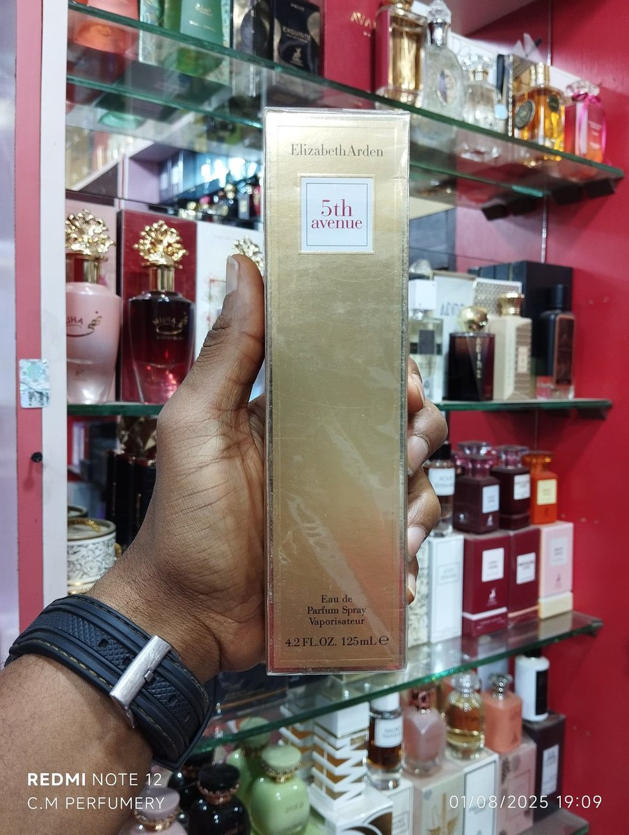 OsitaSommy's tweet image. Elizabeth Arden 100ml
Arden beauty 100ml
Frame 1 &amp;amp; 2 is 40,000 ✅
45,000❌
Red door 125ml
5th avenue 125ml
Frame 3 &amp;amp; 4 is 52,000✅
57,000❌
Free gift on every order
Nationwide delivery 
Please retweet