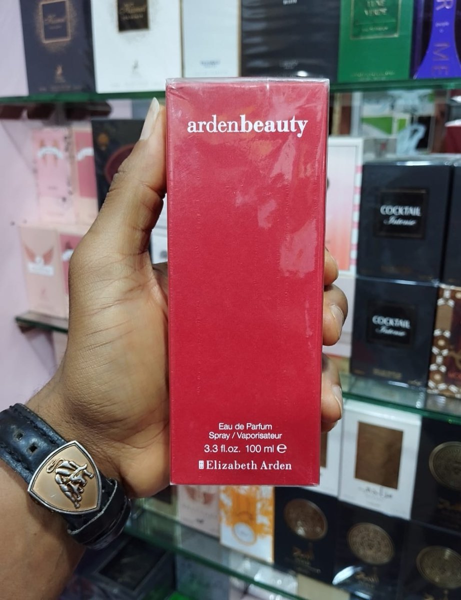 OsitaSommy's tweet image. Elizabeth Arden 100ml
Arden beauty 100ml
Frame 1 &amp;amp; 2 is 40,000 ✅
45,000❌
Red door 125ml
5th avenue 125ml
Frame 3 &amp;amp; 4 is 52,000✅
57,000❌
Free gift on every order
Nationwide delivery 
Please retweet