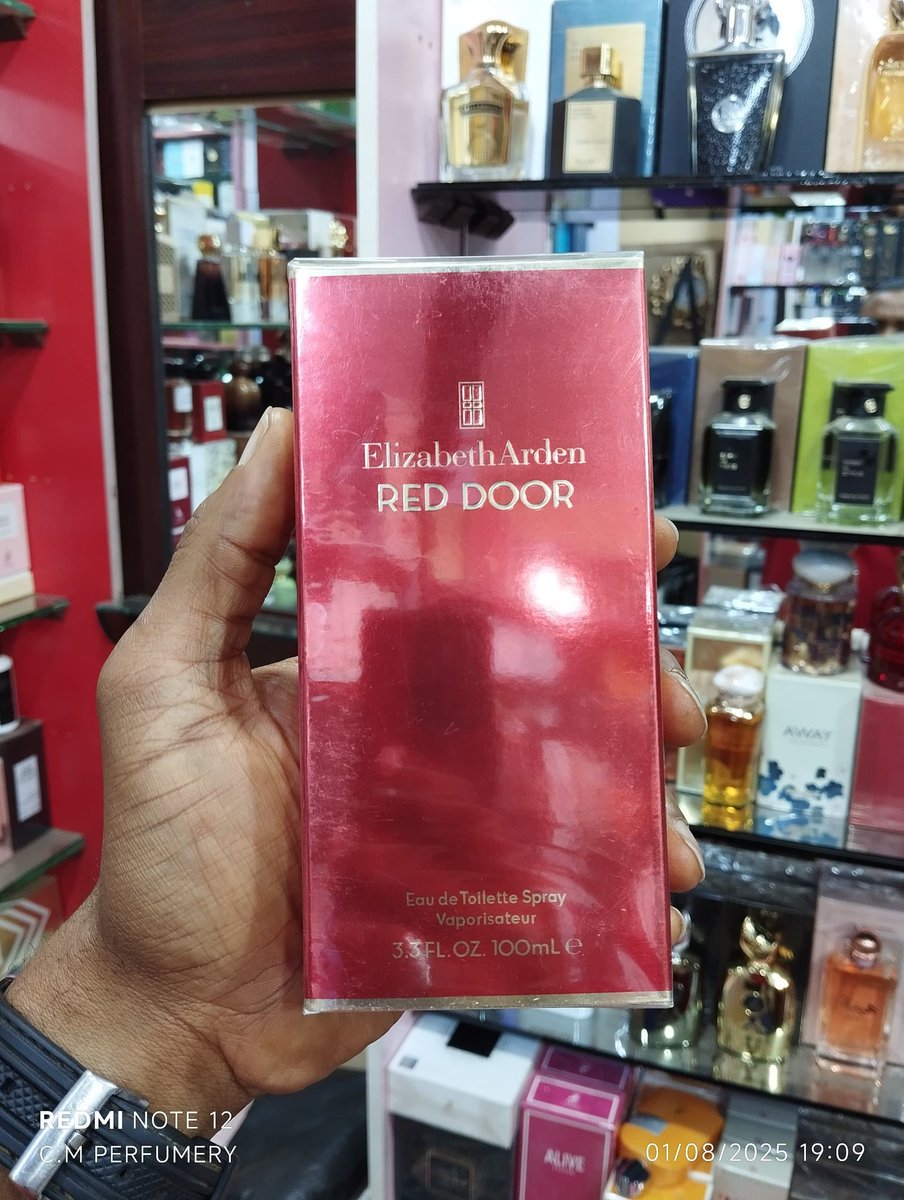 OsitaSommy's tweet image. Elizabeth Arden 100ml
Arden beauty 100ml
Frame 1 &amp;amp; 2 is 40,000 ✅
45,000❌
Red door 125ml
5th avenue 125ml
Frame 3 &amp;amp; 4 is 52,000✅
57,000❌
Free gift on every order
Nationwide delivery 
Please retweet