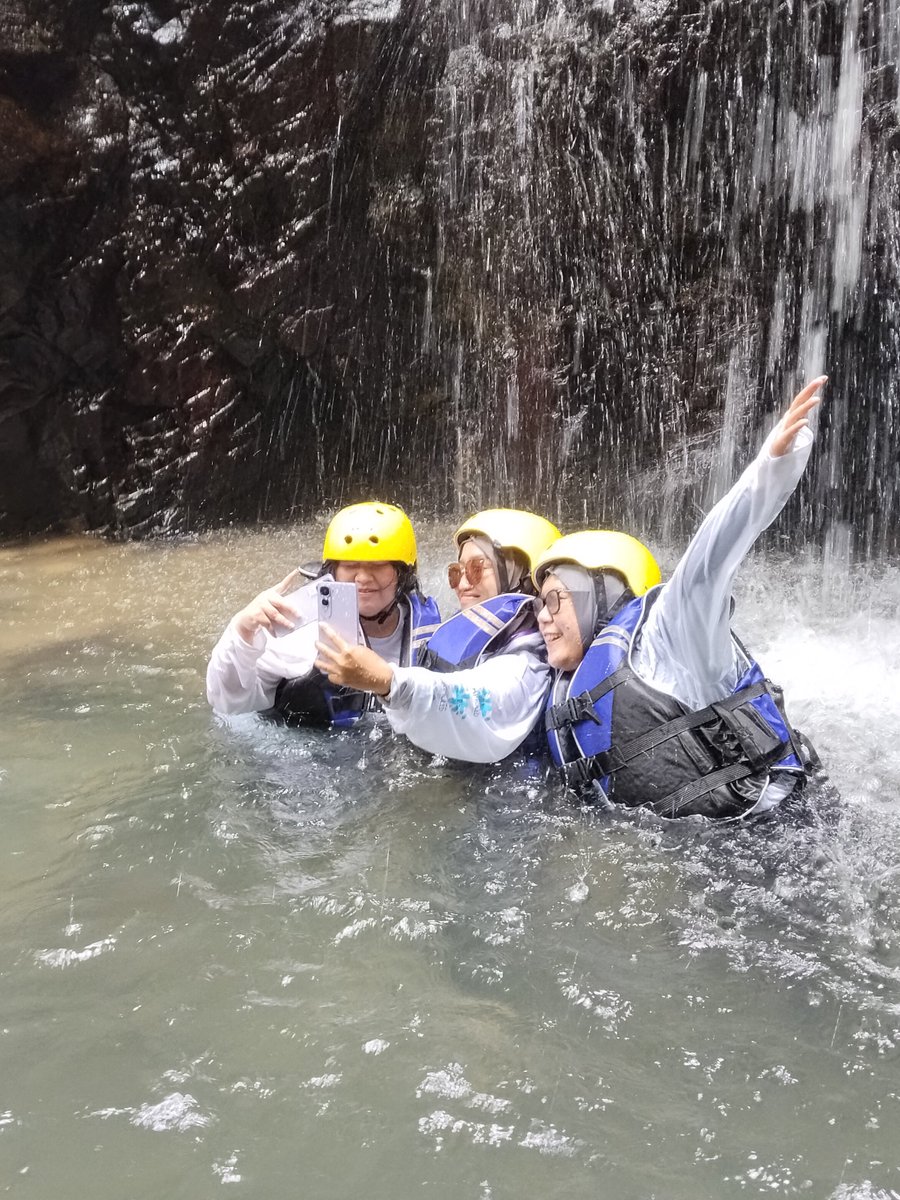 Seru banget ga siii?!?!
Liat Tech KOL pada main air di curug pakai kamera vivo Y400 yang tahan air dan layar AMOLED Ultra terang jadi pengen ikutan

<a href="/vivo_indonesia/">vivo_indonesia</a> #vivoY400 #gakhabishabis