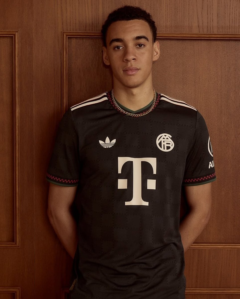 footsoccerpro's tweet photo. Le Bayern Munich dégaine son nouveau maillot third 2025 2026 🖤💛

Notre note pour ce maillot : 8/10 💥

#bayern https://t.co/raHMkGXG1O