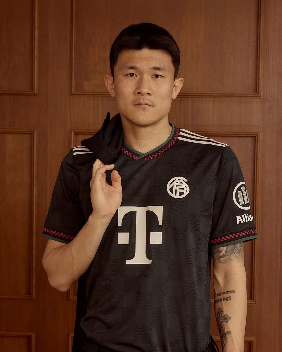 footsoccerpro's tweet photo. Le Bayern Munich dégaine son nouveau maillot third 2025 2026 🖤💛

Notre note pour ce maillot : 8/10 💥

#bayern https://t.co/raHMkGXG1O
