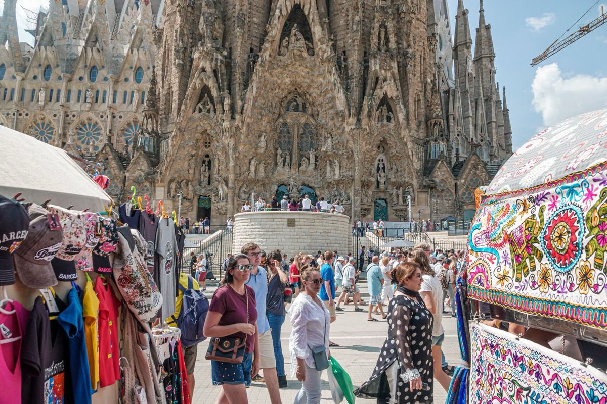 Souvenirs and selfies stealing soul of Sagrada Familia, say locals. thetimes.com/article/bf9cb5…