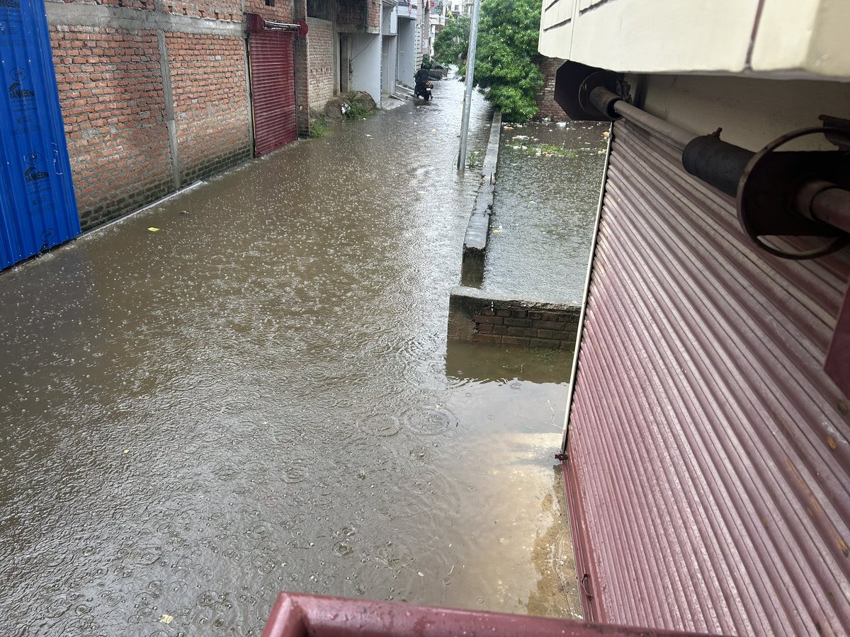 imamit171996's tweet image. @NitishKumar @PMOIndia @narendramodi @News18Bihar @yadavtejashwi @INCIndia @ravish_journo 
Is this a #smartcityscam where is our NDA government double engine government shame on you from 2004 to 2025 stil same problem face it water logging..