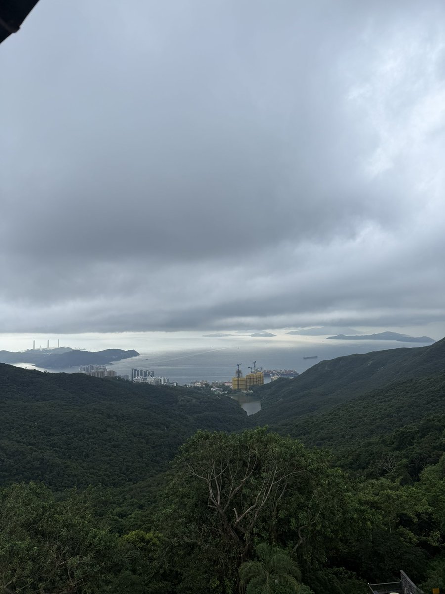 HUs3zgcZWrxY3uT's tweet photo. マカオ🇲🇴の方角はこちらと聞いたけど、雲が分厚く全く見えなかった…
#202507HongKong
#VictoriaPeak https://t.co/HBDedvzmZZ
