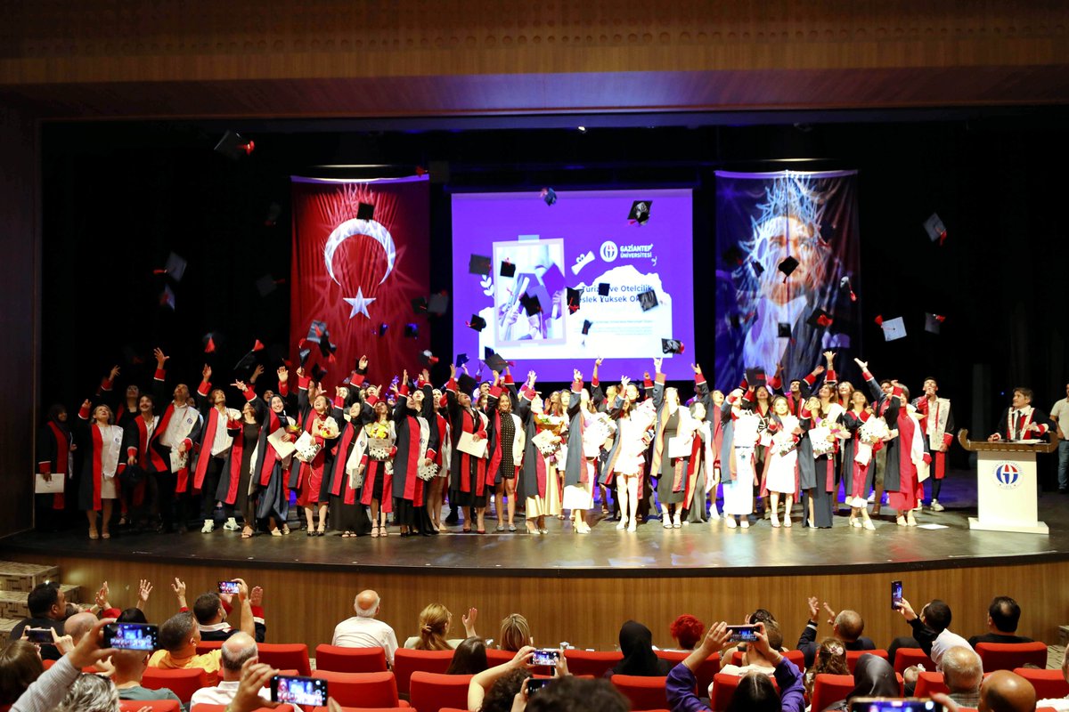 Gaziantep Üniversitesi Turizm ve Otelcilik Meslek Yüksekokulu 2024–2025 Eğitim-Öğretim Yılı Mezuniyet Töreni, GAÜN Atatürk Kültür Sahnesi’nde gerçekleştirildi.

➡️habermerkezi.gaziantep.edu.tr/2025/08/04/gau…

#ParlayanYıldız #GaziantepÜniversitesi #GAÜNMezuniyet 🎓