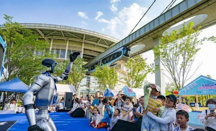 OpticsValleyCN's tweet photo. #Wuhan is on fire as one of China's most sought-after travel hotspots!
Concert crowds, skyrail thrill-seekers, and animation fans are flooding to #OVC, sending #hotel occupancy rates in the valley surging by a jaw-dropping 50%! #OVCBiz #hotel #travel https://t.co/7ZLaeO6AzI