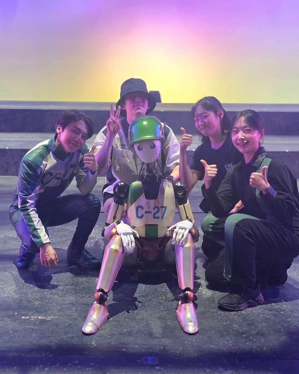 극단 푸른 해 인스타그램에 올라온 진호 콜리와 퍼펫티어 배우분들^^