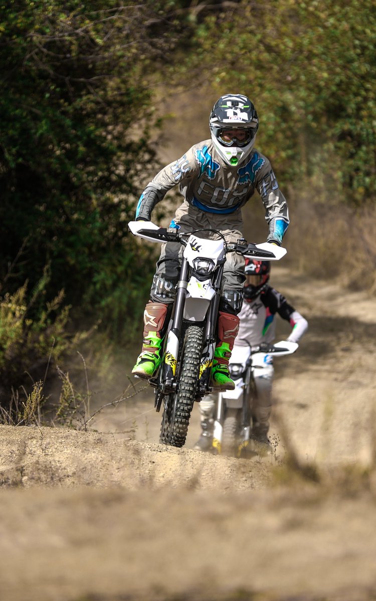 SUR_RON_JP's tweet image. 【今すぐ乗れるUltra Bee】

今すぐSurronに乗りたい方へ。

Ultra Bee は、2024モデルの在庫あり⚡️

パワフルな走行性能＋オフも街もOKな汎用性。

週末の冒険に、電動バイクという選択を。

#UltraBee #Surron #EVバイク