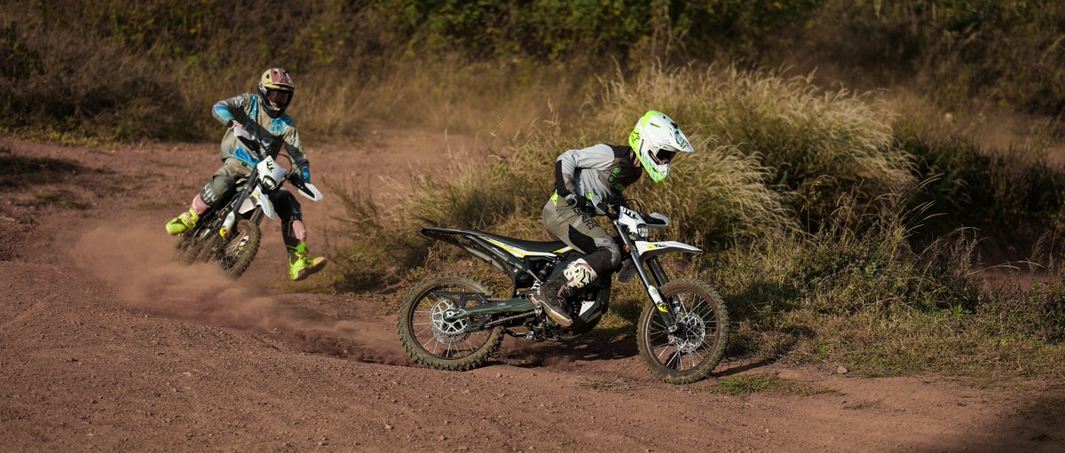 SUR_RON_JP's tweet image. 【今すぐ乗れるUltra Bee】

今すぐSurronに乗りたい方へ。

Ultra Bee は、2024モデルの在庫あり⚡️

パワフルな走行性能＋オフも街もOKな汎用性。

週末の冒険に、電動バイクという選択を。

#UltraBee #Surron #EVバイク