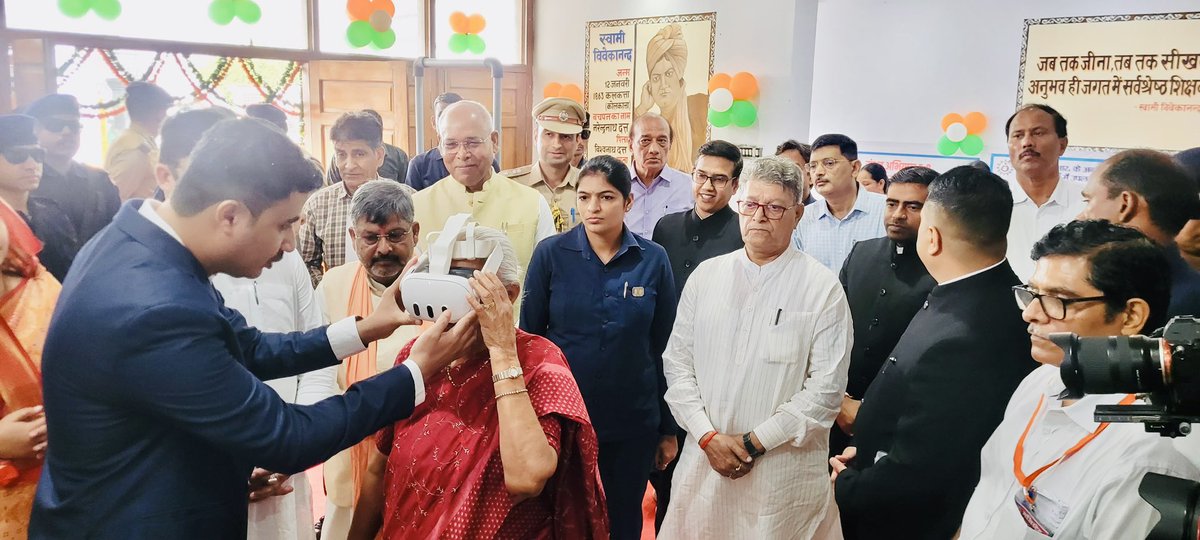 VedPrakashBJP's tweet photo. आज मर्यादापुरुषोत्तम प्रभु श्रीराम जी की पावन नगरी श्री अयोध्या जी, डॉo राममनोहर लोहिया अवध विश्विद्यालय में प्रदेश कि महामहिम राज्यपाल आदरणीय @anandibenpatel जी की गरिमामय उपस्थिति में अयोजित #CSR_Conclave कार्यक्रम को संबोधित किया...
#ayodhya #CSRConclave #VPGuptaBJP #CSR https://t.co/VrsVLoAEjK