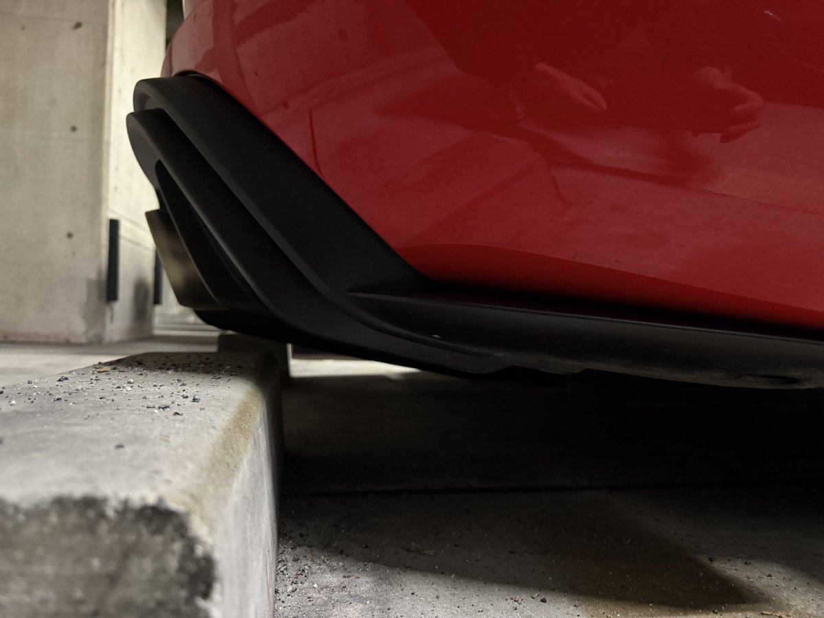 polish991's tweet image. ギリギリ好きの皆さんの為に？
駐車場スロープ降りはフロントリフター上げてギリギリ😅
車止めは真横からだとギリギリ😅
真後ろからはフィン避けてなんとか🤭

#Porsche
#ポルシェ
#SpyderRS
#スパイダーRS