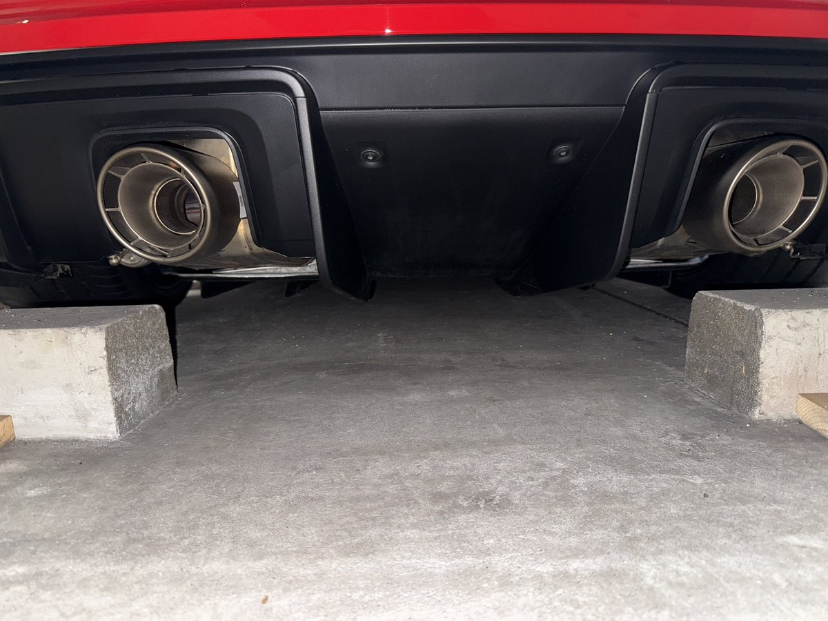 polish991's tweet image. ギリギリ好きの皆さんの為に？
駐車場スロープ降りはフロントリフター上げてギリギリ😅
車止めは真横からだとギリギリ😅
真後ろからはフィン避けてなんとか🤭

#Porsche
#ポルシェ
#SpyderRS
#スパイダーRS