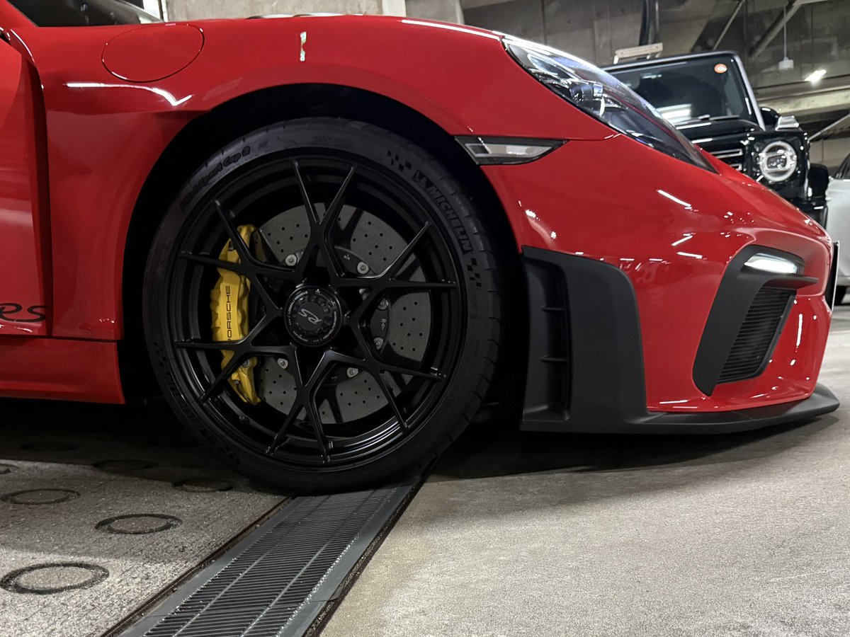 polish991's tweet image. ギリギリ好きの皆さんの為に？
駐車場スロープ降りはフロントリフター上げてギリギリ😅
車止めは真横からだとギリギリ😅
真後ろからはフィン避けてなんとか🤭

#Porsche
#ポルシェ
#SpyderRS
#スパイダーRS
