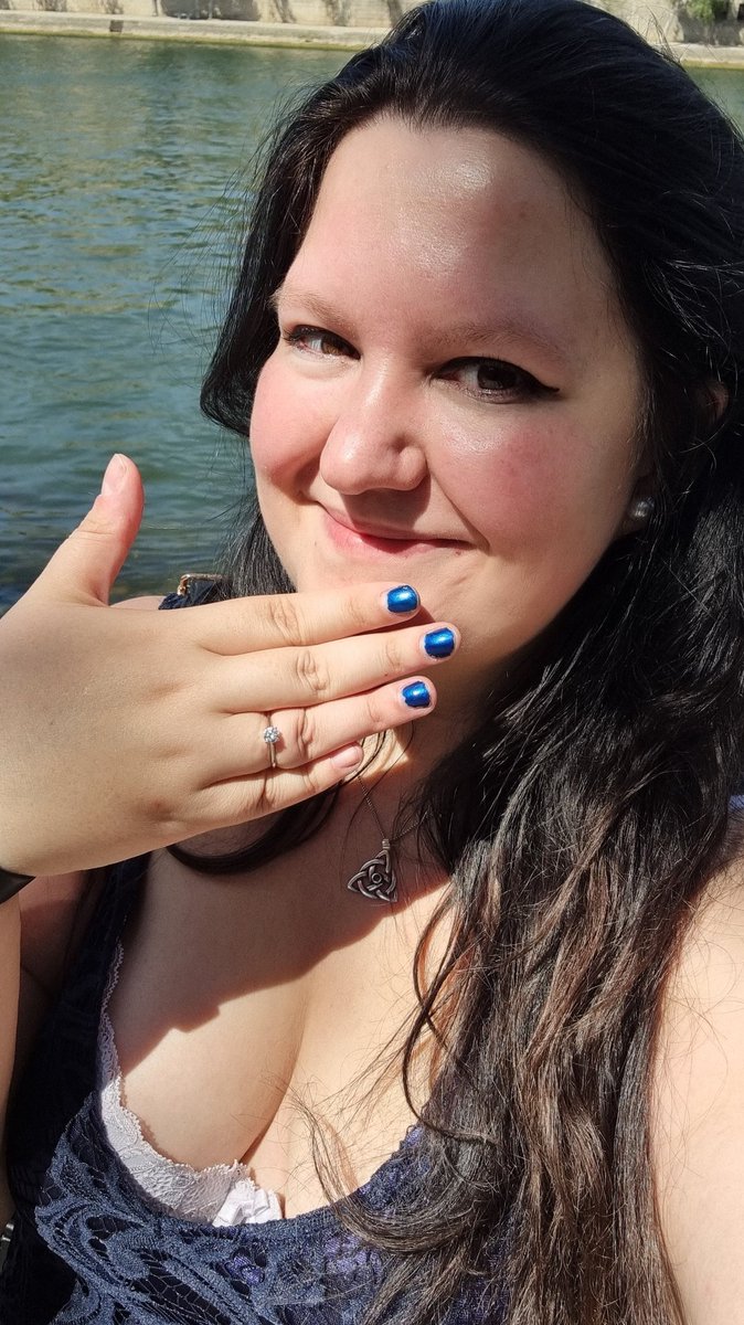 Wir sind Samstagabend einfach nach Paris gefahren. Ohne vorherige Planung. Das haben wir vor zwei Jahren schon einmal gemacht, da haben wir gerade angefangen uns zu Daten und waren danach ein Paar.

Und gestern? Gestern bekam ich einen Antrag. An "unserer" Stelle an der Seine🥹