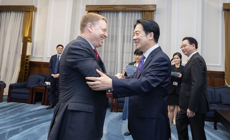 TaiwanToday_TH's tweet image. ปธน.ไล่ชิงเต๋อให้การต้อนรับการเดินทางเยือน #ไต้หวัน ของคณะตัวแทน #มูลนิธิเพื่อการปกป้องประชาธิปไตย (#FDD) จากสหรัฐฯ พร้อมแสดงความขอบคุณต่อคณะตัวแทนที่ร่วมระดมกำลังในการแก้ปัญหา #ความยืดหยุ่นในภาคประชาสังคม ของไต้หวัน 

ปธน.ไล่ฯ กล่าวว่า