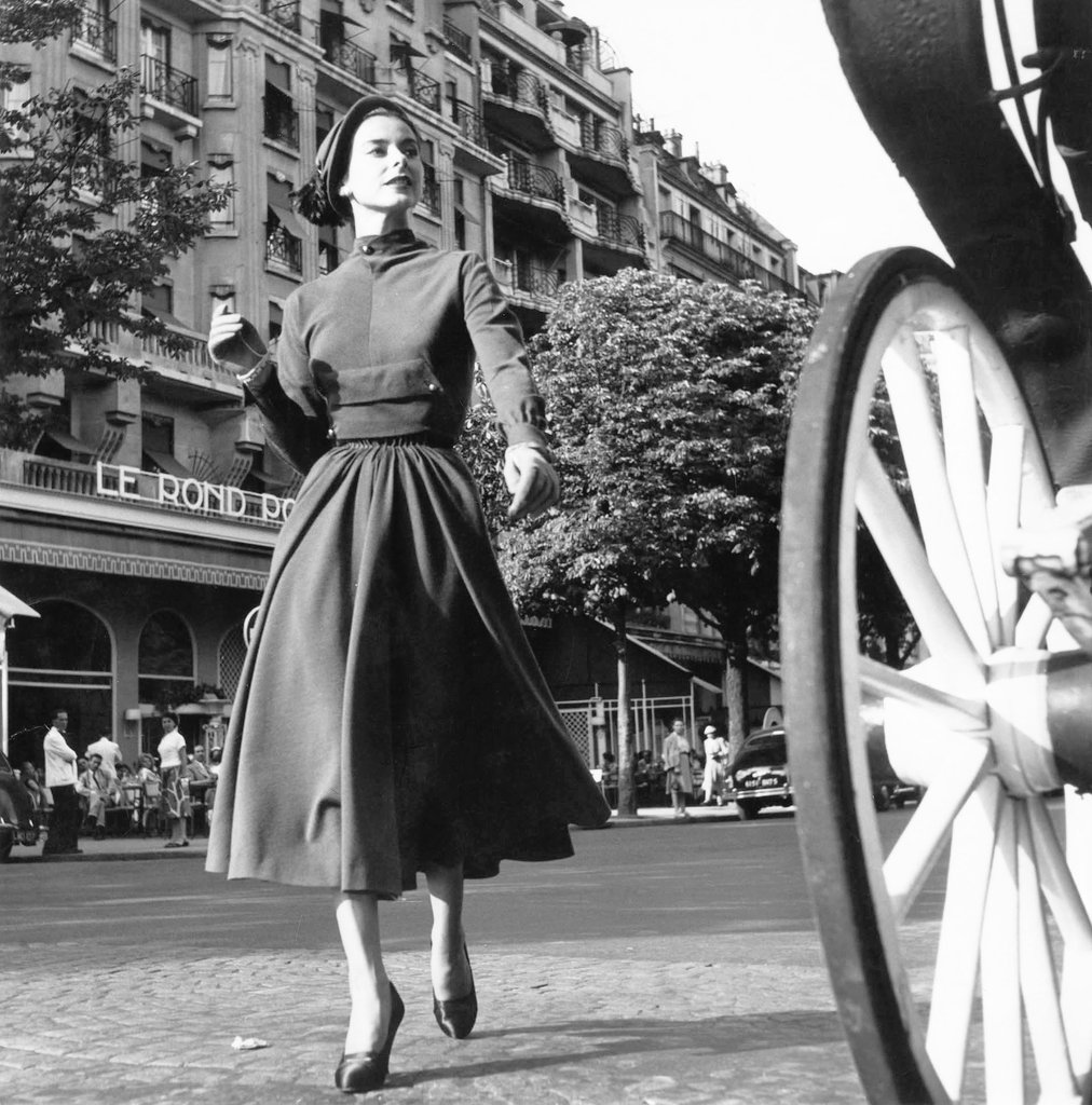 📷 Séeberger Frères. 
La mode au rond-point des Champs-Élysées 
1955. Paris 8e Fashion France
