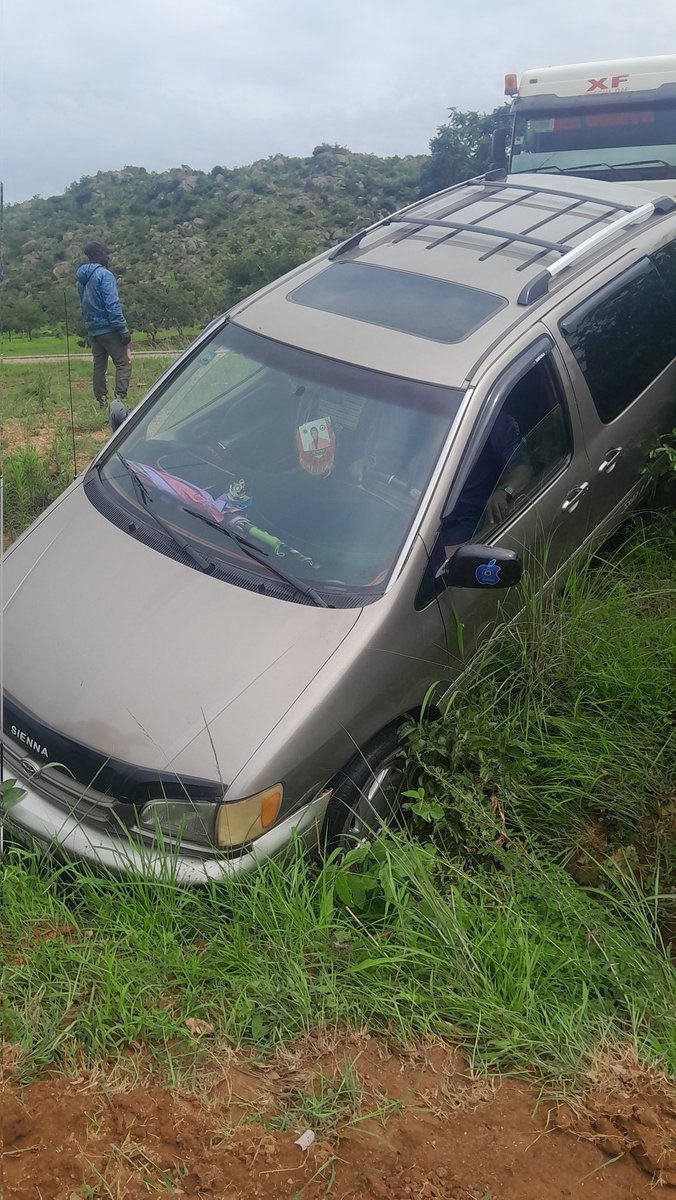 IamSocialMallam's tweet image. A Road Trip, A Lesson in Humanity
Last Friday, we set out on a road trip from Jos to Kanfancha, excited and full of energy. But just after Ganawuri, our car got stuck in the mud. Before we could even figure out what to do, people nearby rushed over to help strangers, 
Thread